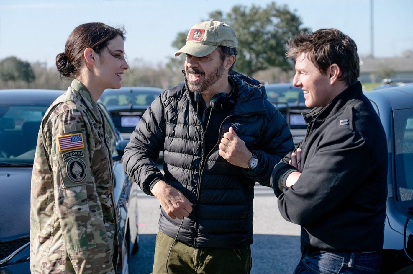 Left to right: Cobie Smulders, Director Edward Zwick and Tom Cruise on the set of Jack Reacher: Never Go Back from Paramount Pictures and Skydance Productions