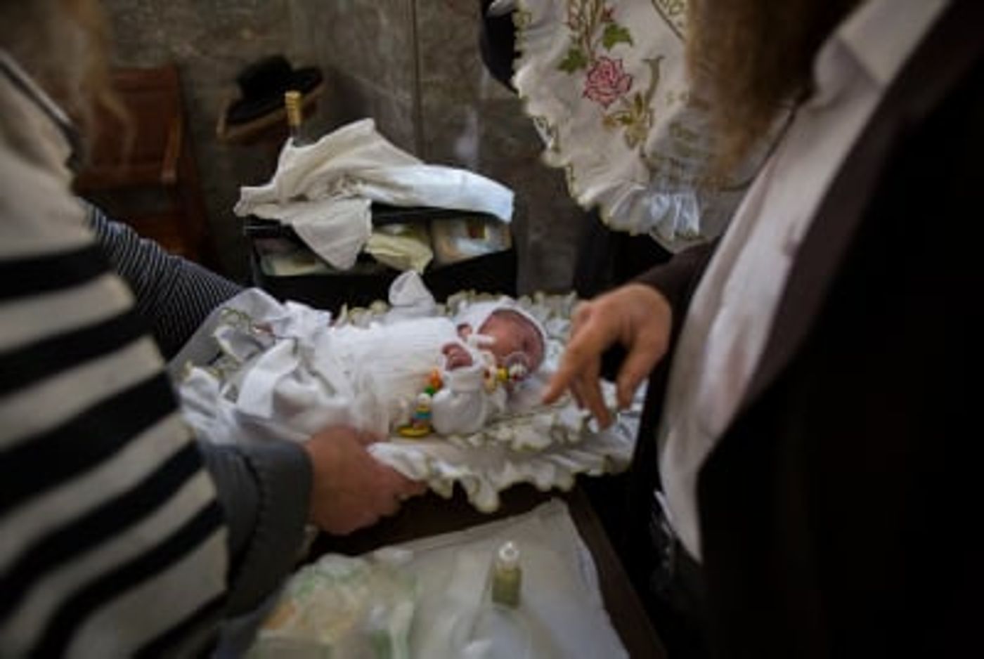צפו: מוהל שולח את תלמידיו 'להתאמן' על אתיופים