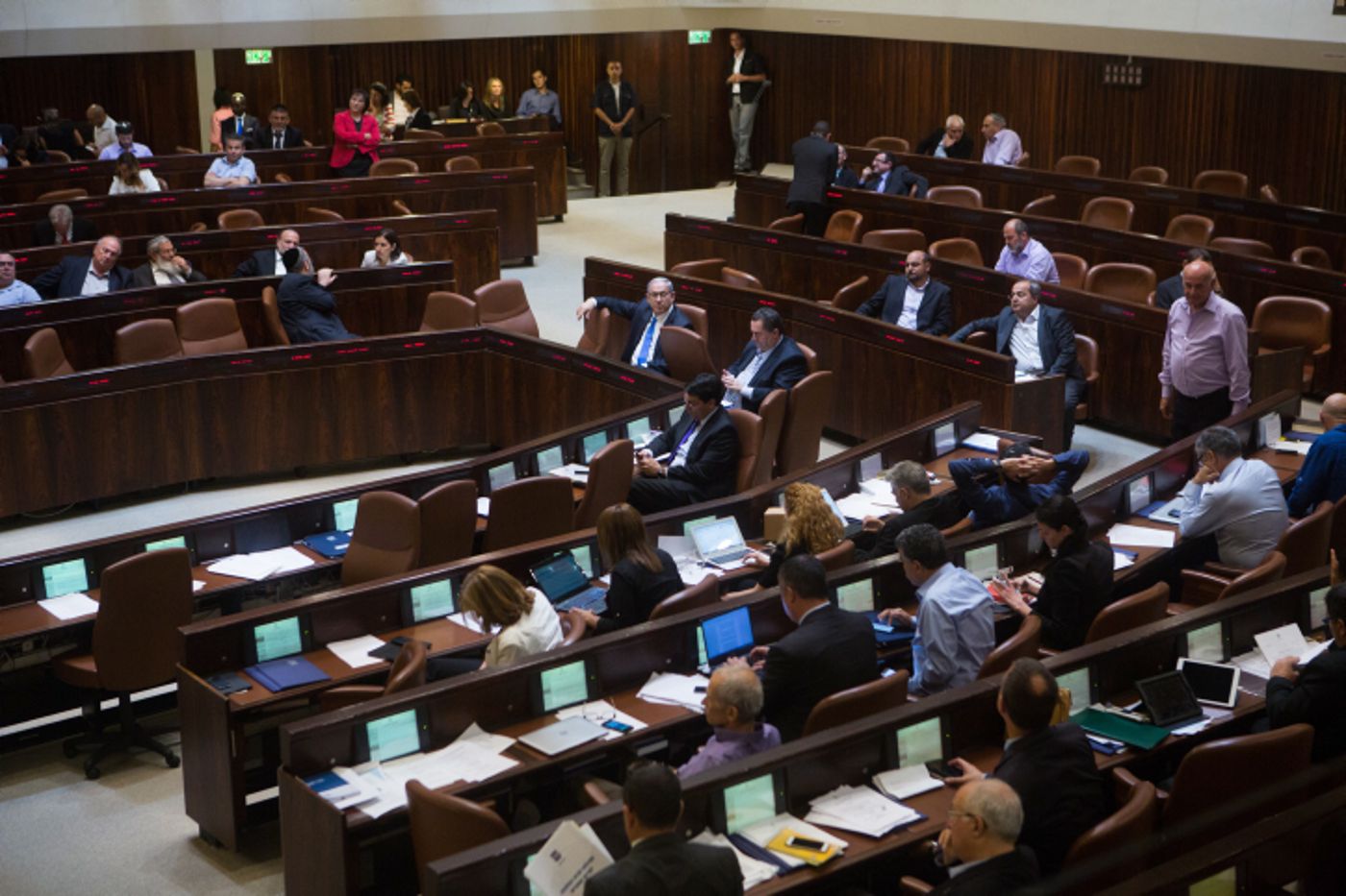 חדש בכנסת: מכנסיים-כן, שמלות מעל לברך-לא