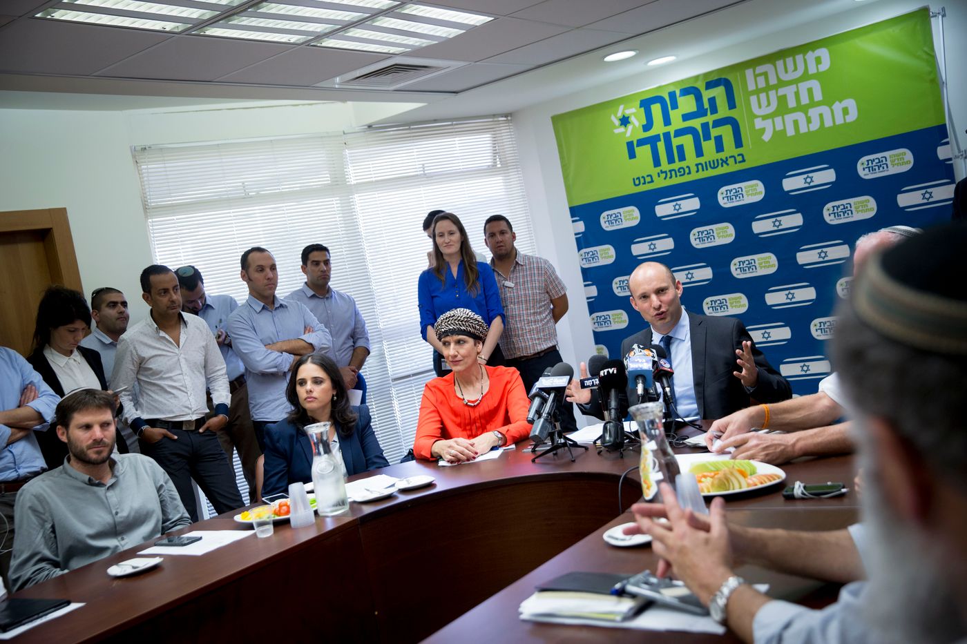 "הבית היהודי תקועה בממשלה כמו אישה מוכה"