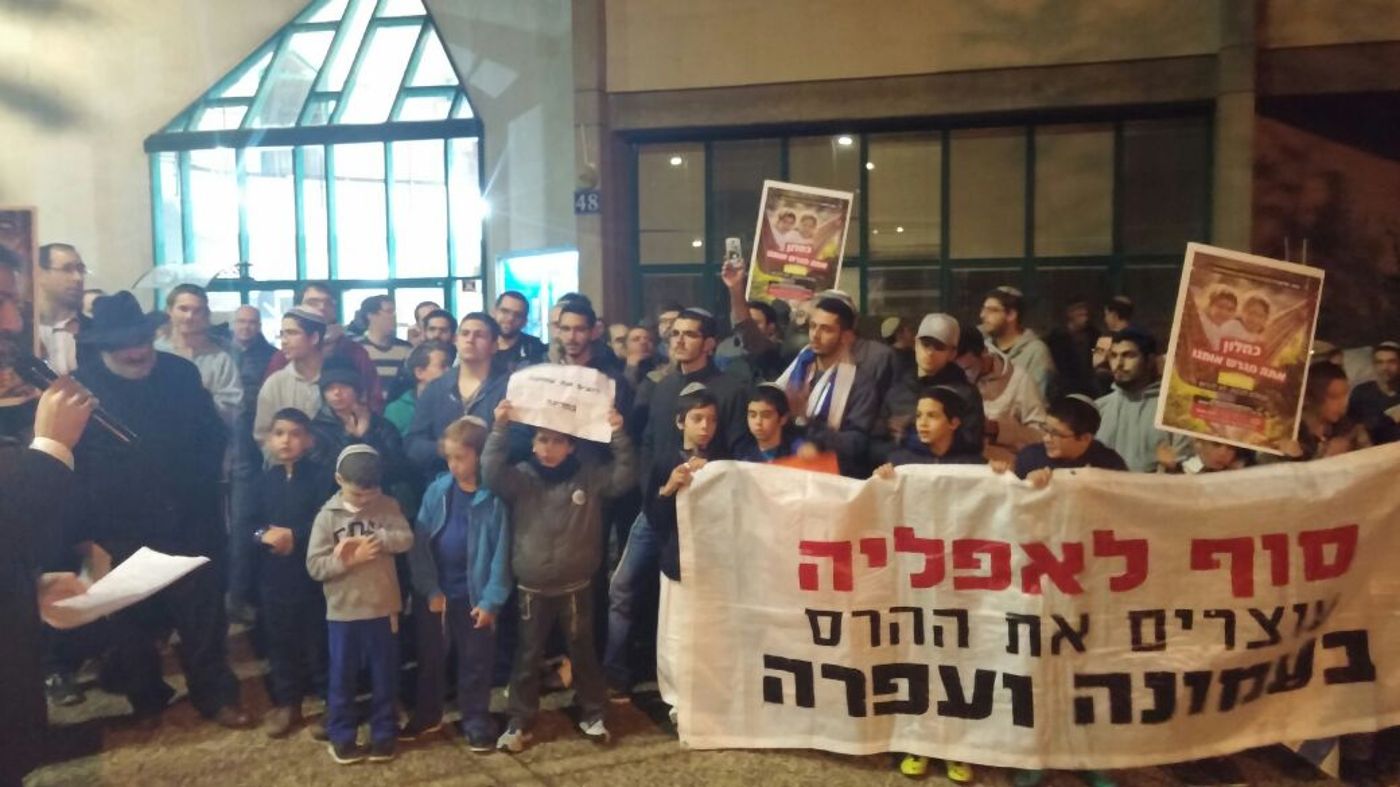 מאות הפגינו מול ביתו של כחלון: אל תהרוס את עמונה
