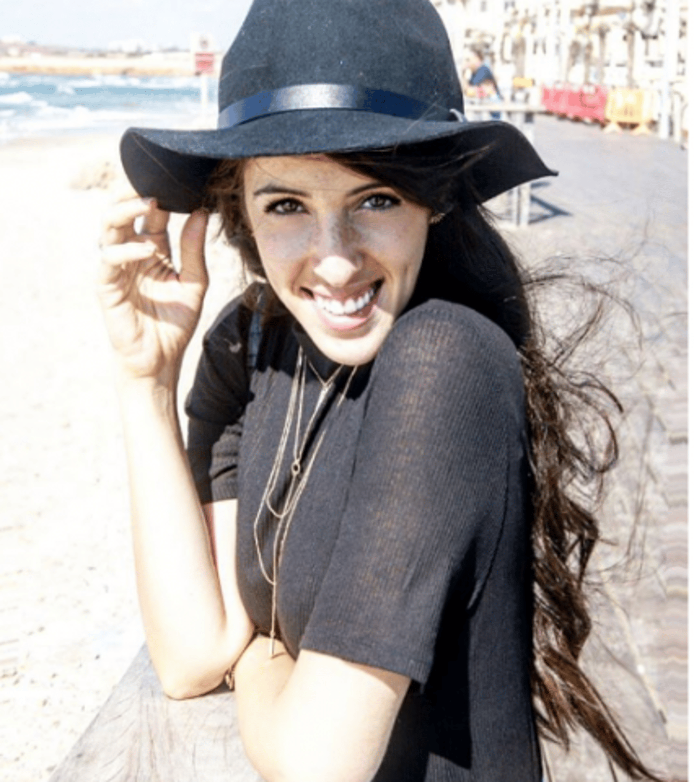נמשים כובע וחיוך תמיד עובדים טוב (צילום מתוך האינסטגרם)