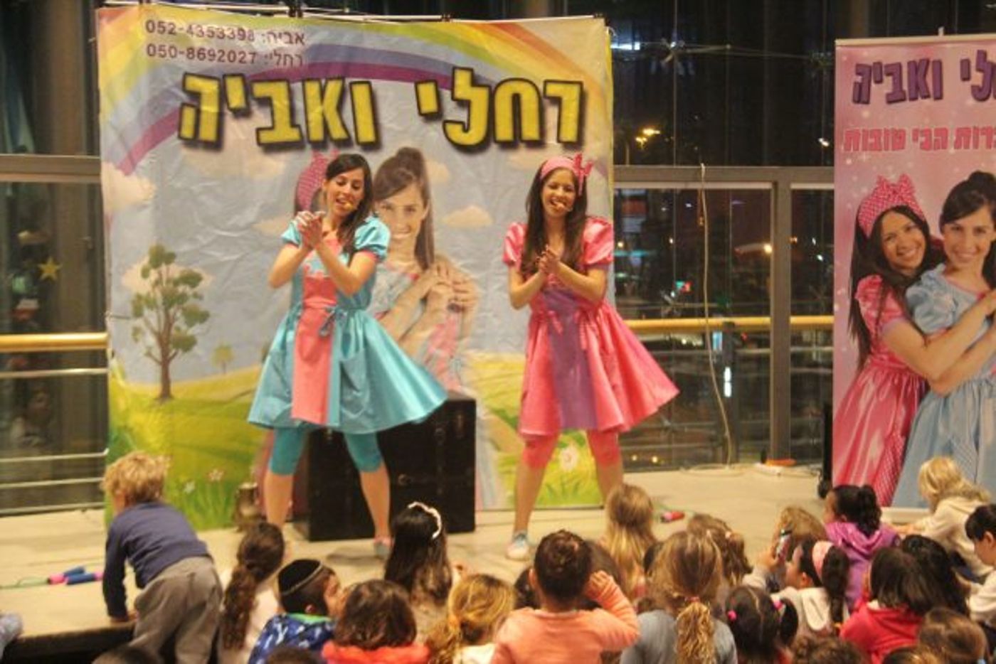 רחלי ואביה במתחם התחנה (צילום יח"צ)