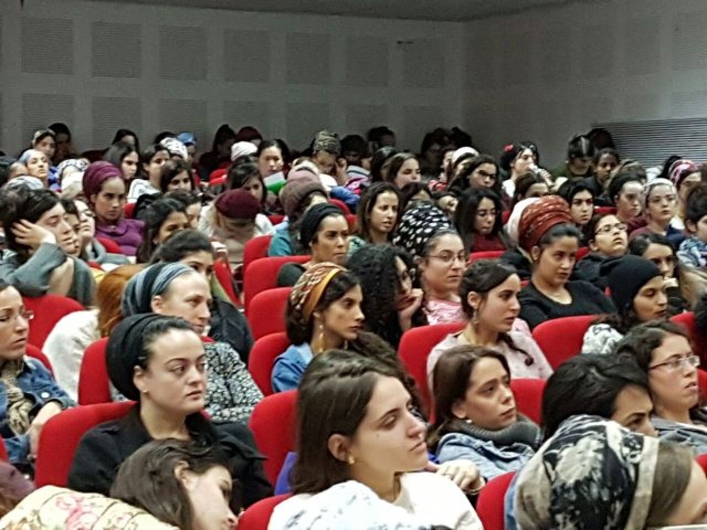 הסטודנטיות מילאו את האולם כדי לשמוע את מורנו צילום:יחצ)
