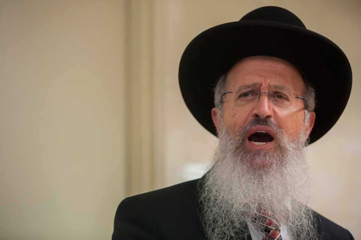"רבנים קלי דעת שאין ביניהם לתורה מאומה"