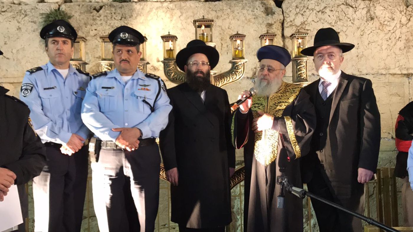 צפו: המפכ"ל והראשון לציון בהדלקת נרות בכותל