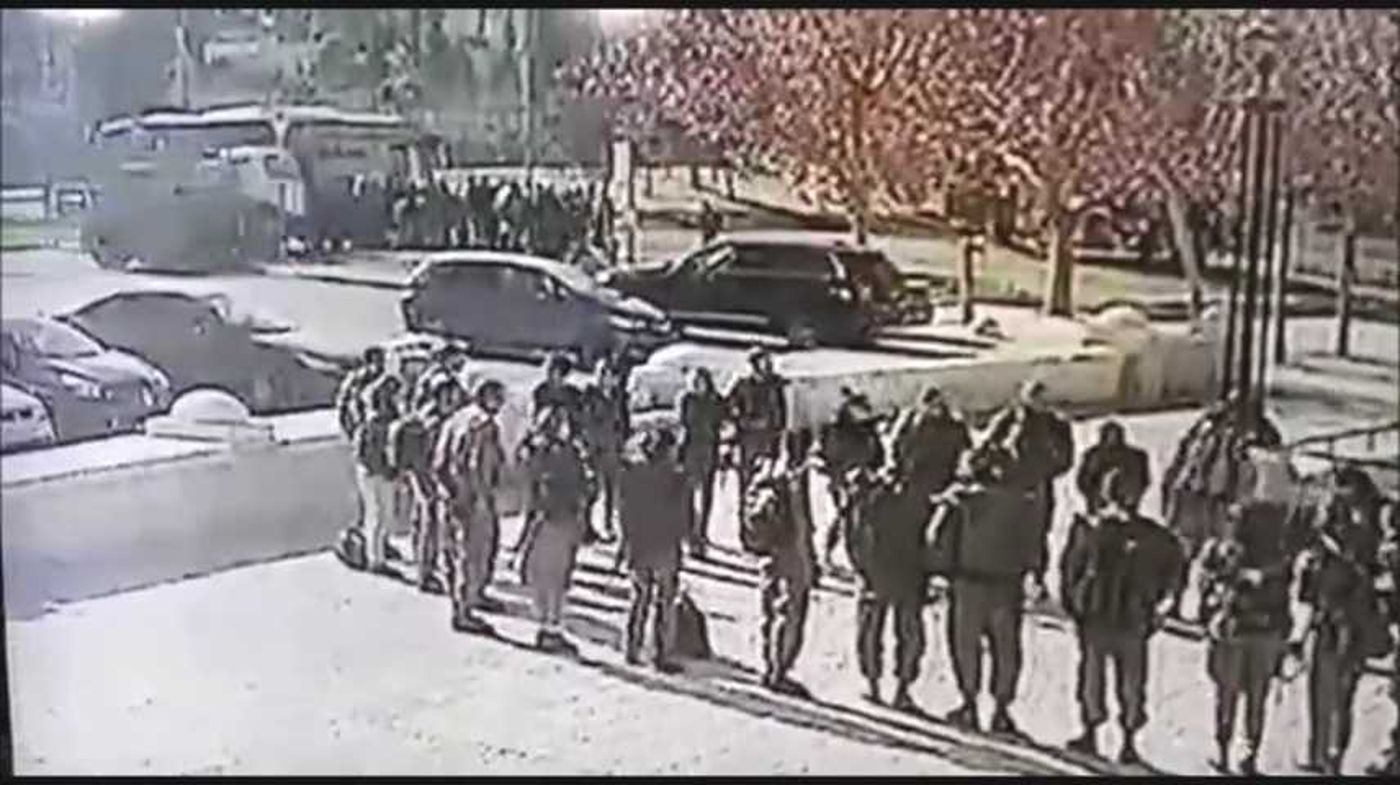 תיעוד מזעזע: המחבל דורס, החיילים נמלטים