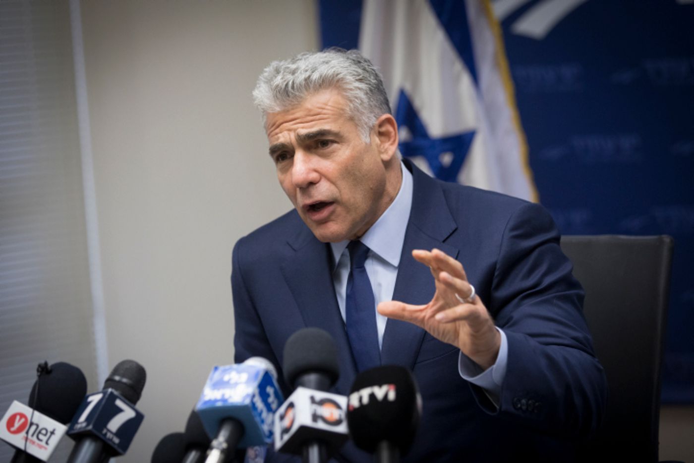 לפיד מעליב: "לשר בלי תיק יש הכל, חוץ מדבר אחד"