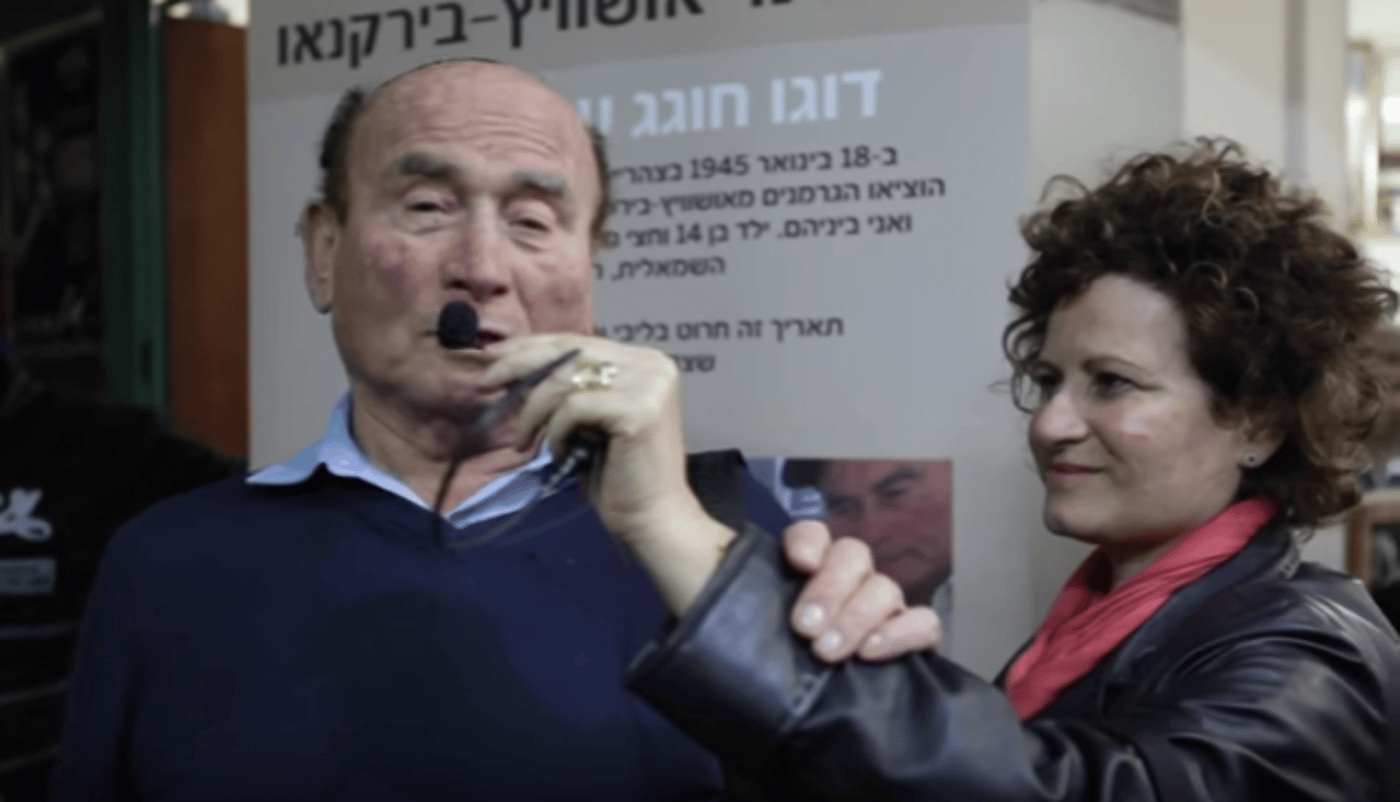 זהבה קור ואביה דוגו  חוגגים ומספרים בפלאפל