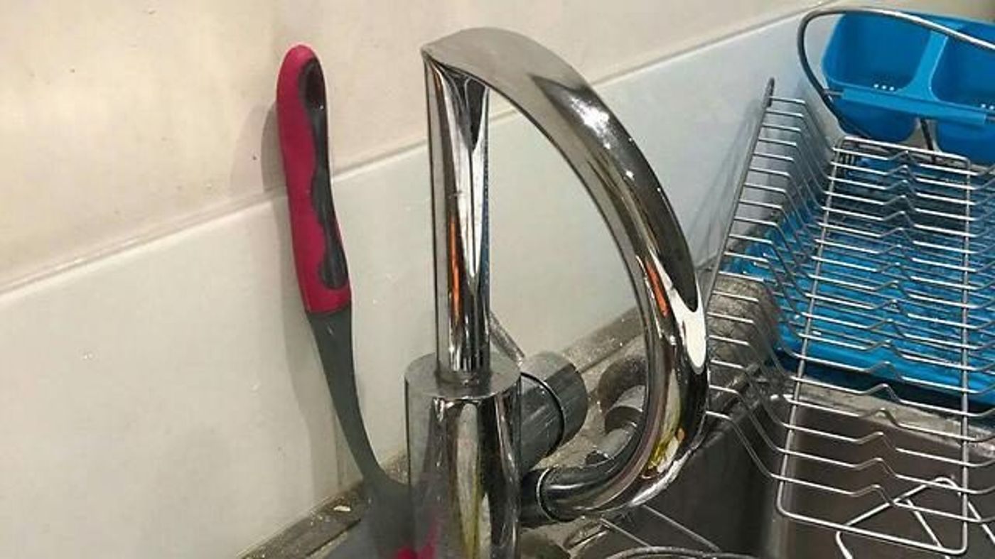 אפילו הברז התעקם מעוצמת הנפילה (צילום מתוך פייסבוק)