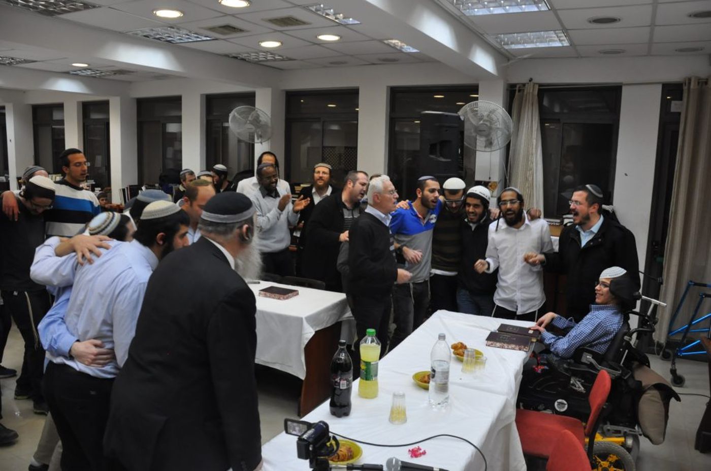 מרגש: בחור ישיבה עם שיתוק מוחין סיים את הש"ס