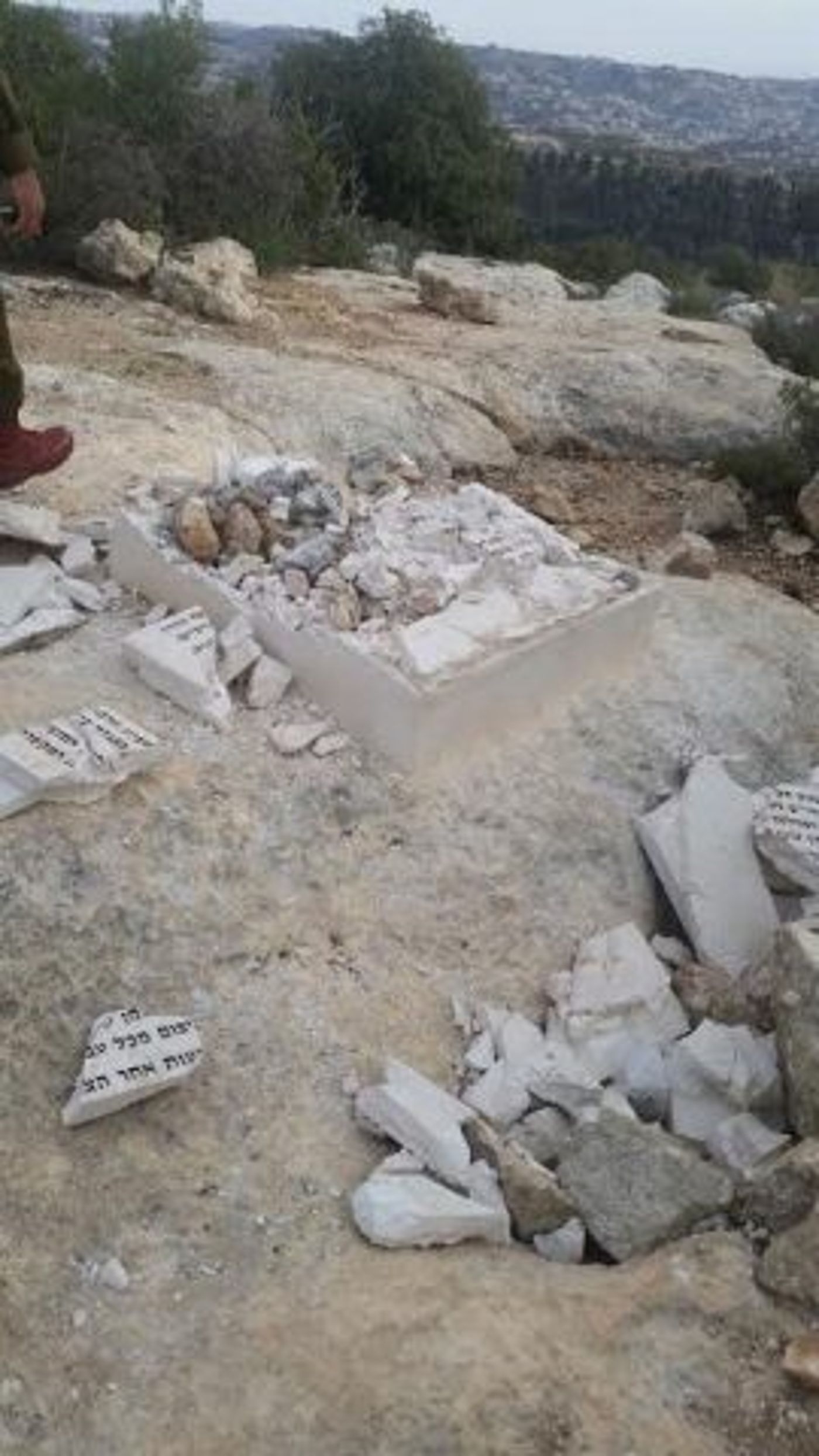 פשע שנאה: מחבלים השחיתו אנדרטה בגוש עציון