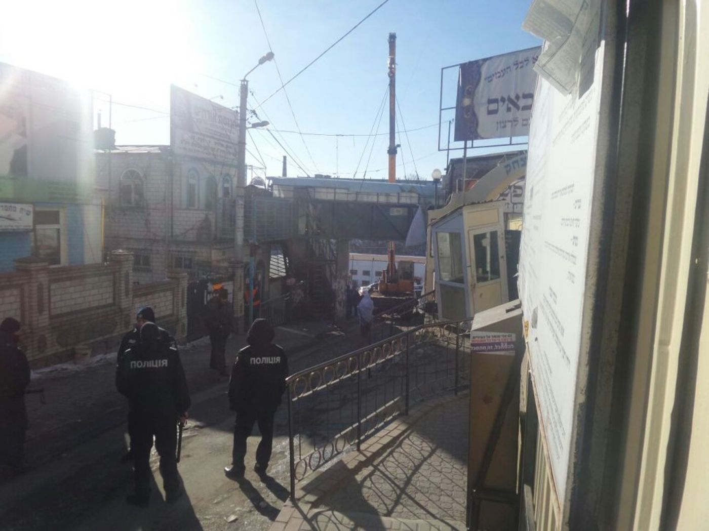 באומן מפרקים את גשר הכהנים שהוקם בסמוך לציון