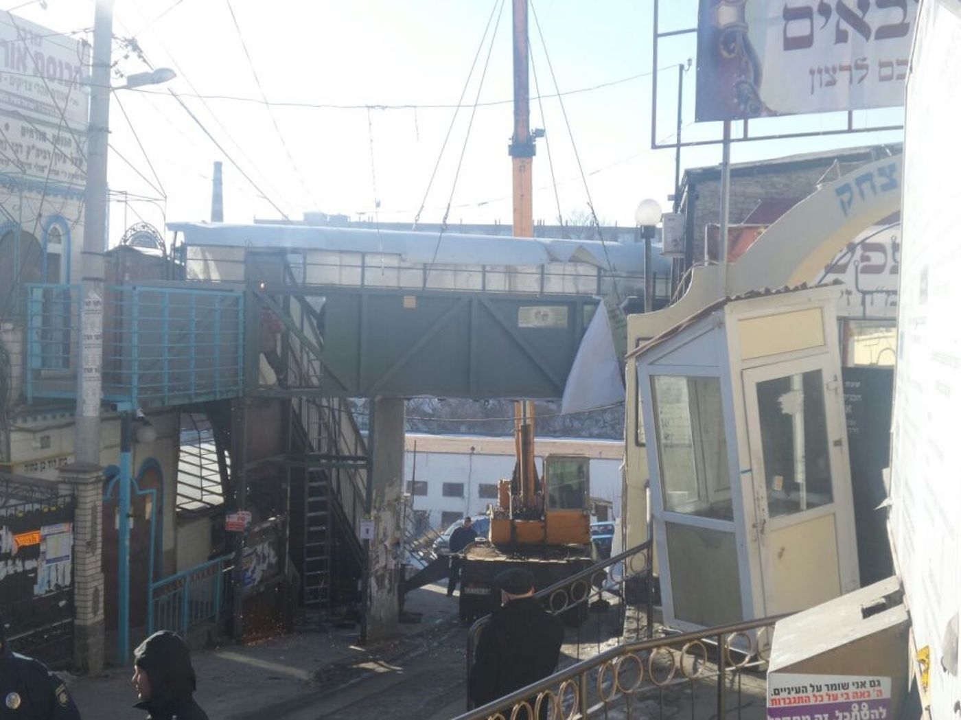 באומן מפרקים את גשר הכהנים שהוקם בסמוך לציון