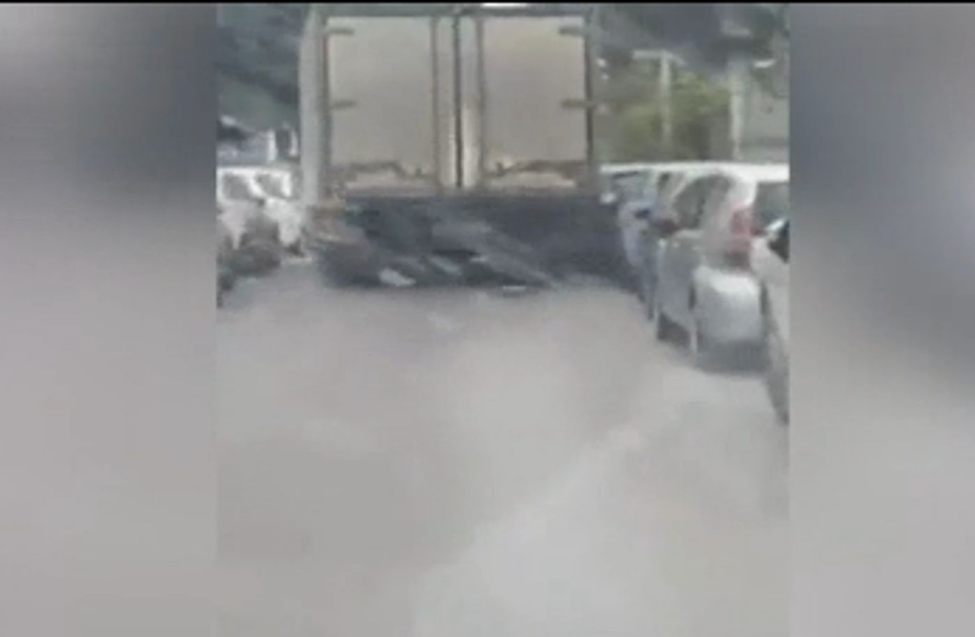 תיעוד: נהג משאית פוגע בעשרות מכוניות חונות