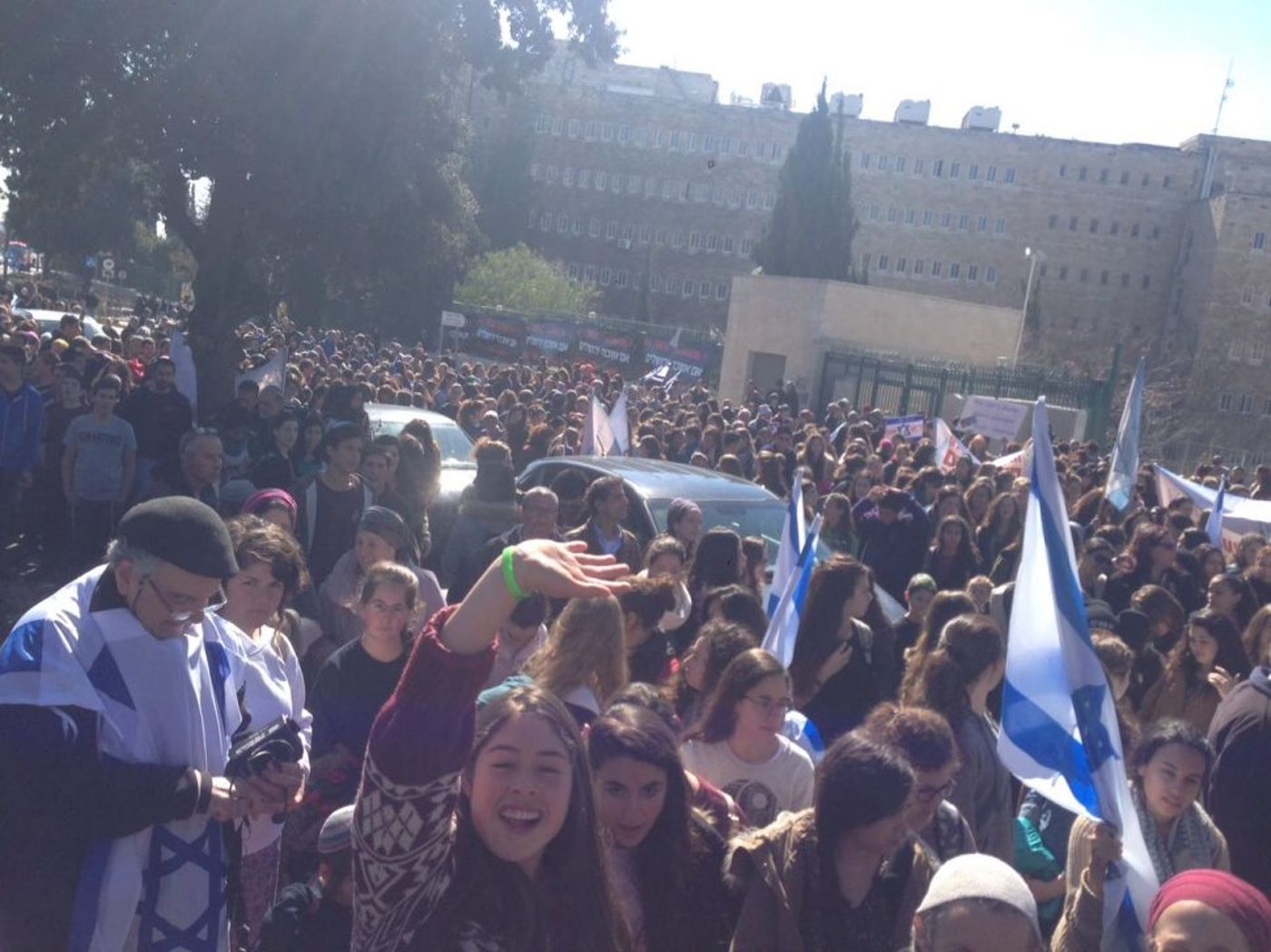 צפו: החלו ההצבעות על חוק ההסדרה; בחוץ אלפים מפגינים