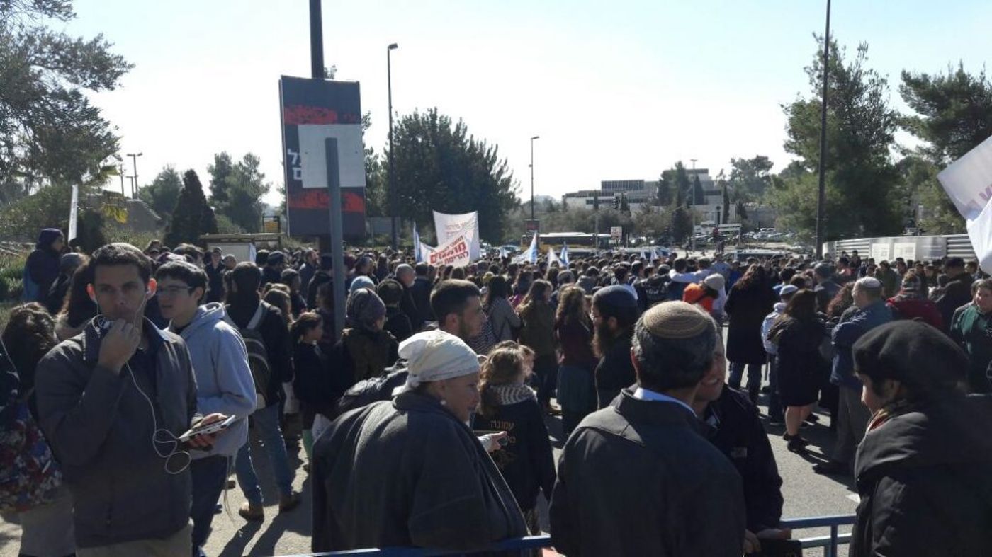 צפו: החלו ההצבעות על חוק ההסדרה; בחוץ אלפים מפגינים