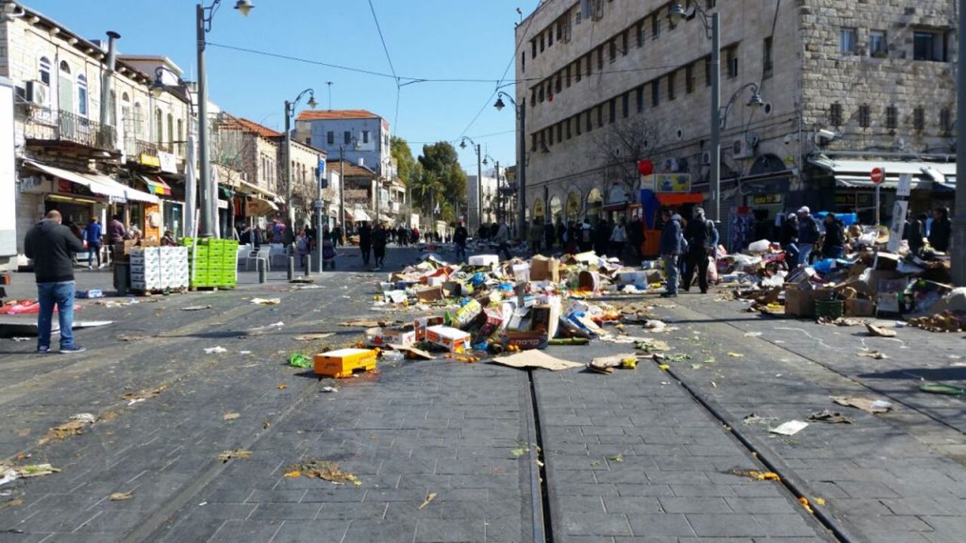 צפו: ערימות הזבל עצרו את הרכבת הקלה