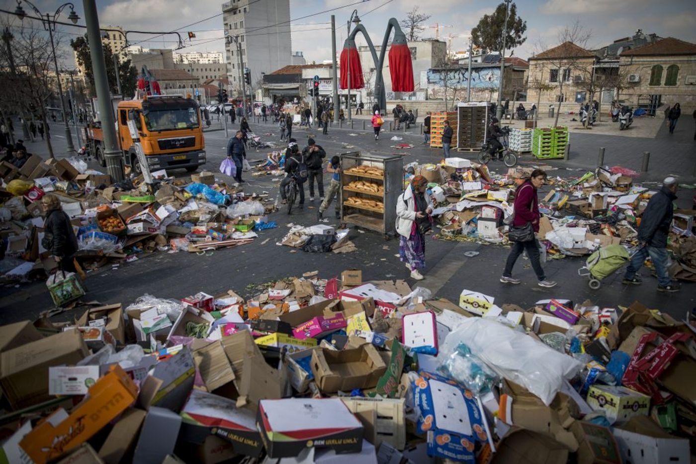 מראות השביתה בירושלים. זבל חוסם את הרכבת הקלה (יונתן זינדל/פלאש90)