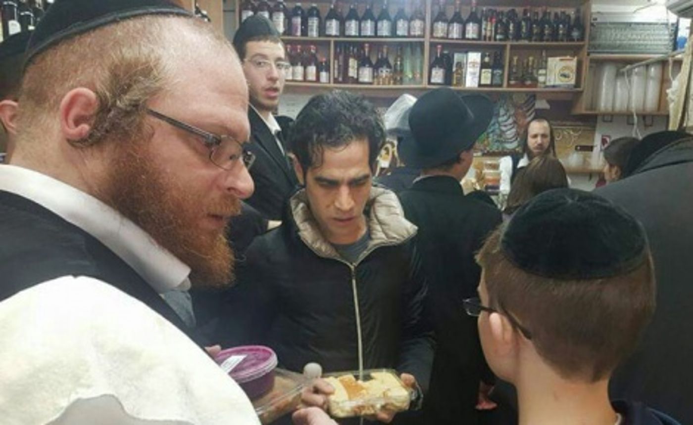 אביב גפן במעדנייה בבני ברק (צילום מתוך טוויטר)