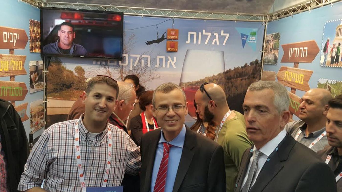 יריב לוין הגיע במיוחד לעמדת התיירות של גוש עציון בתערוכת התיירות בגני התערוכה
