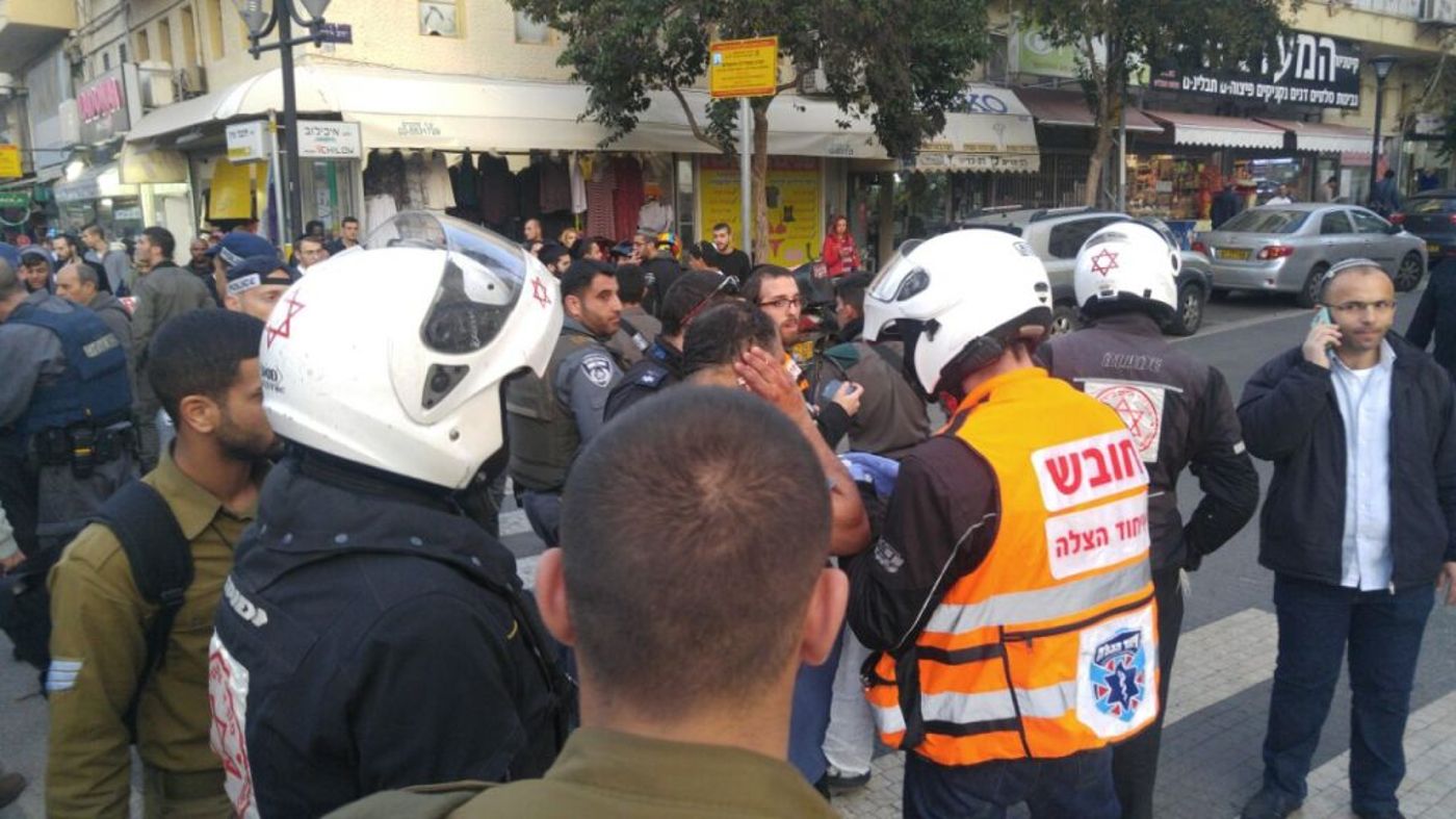 פיגוע ירי ודקירות בפתח תקווה: 4 פצועים