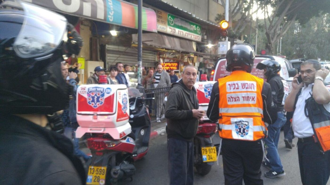 פיגוע ירי ודקירות בפתח תקווה: 4 פצועים