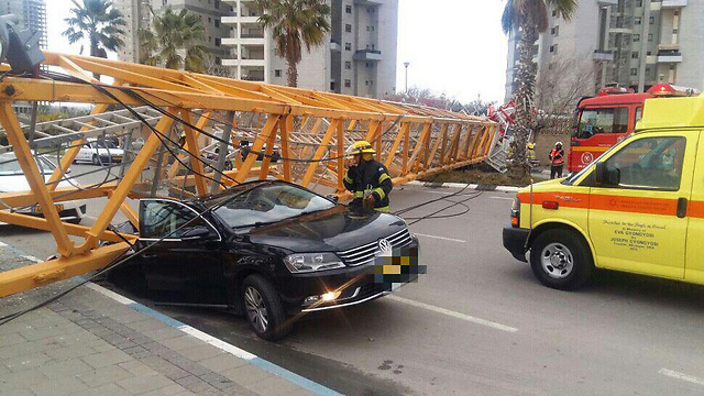פצועים קשה ובינוני בקריסת מנוף בבת ים