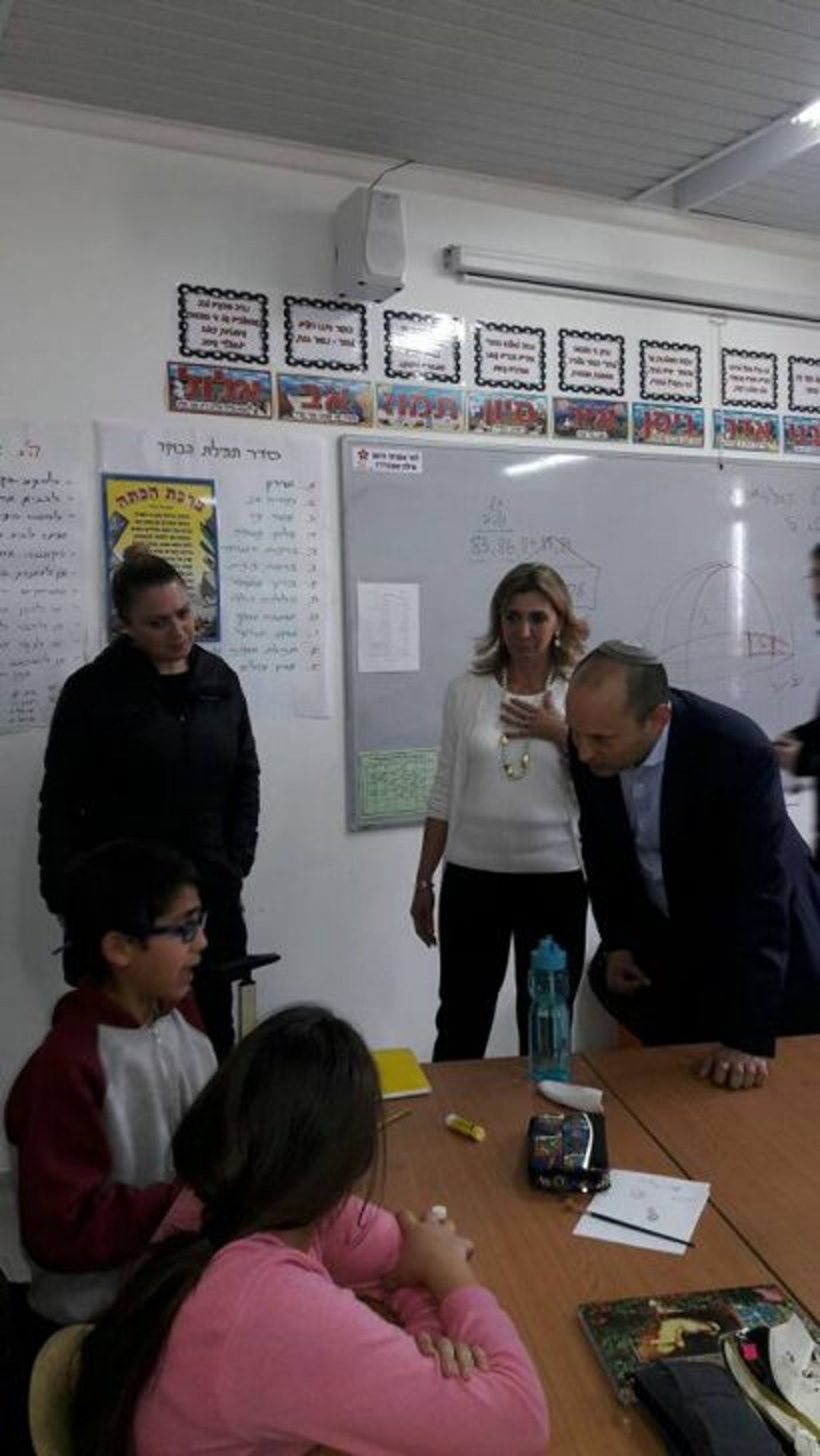 צפו: כשבנט הפתיע את מנהלת בית הספר