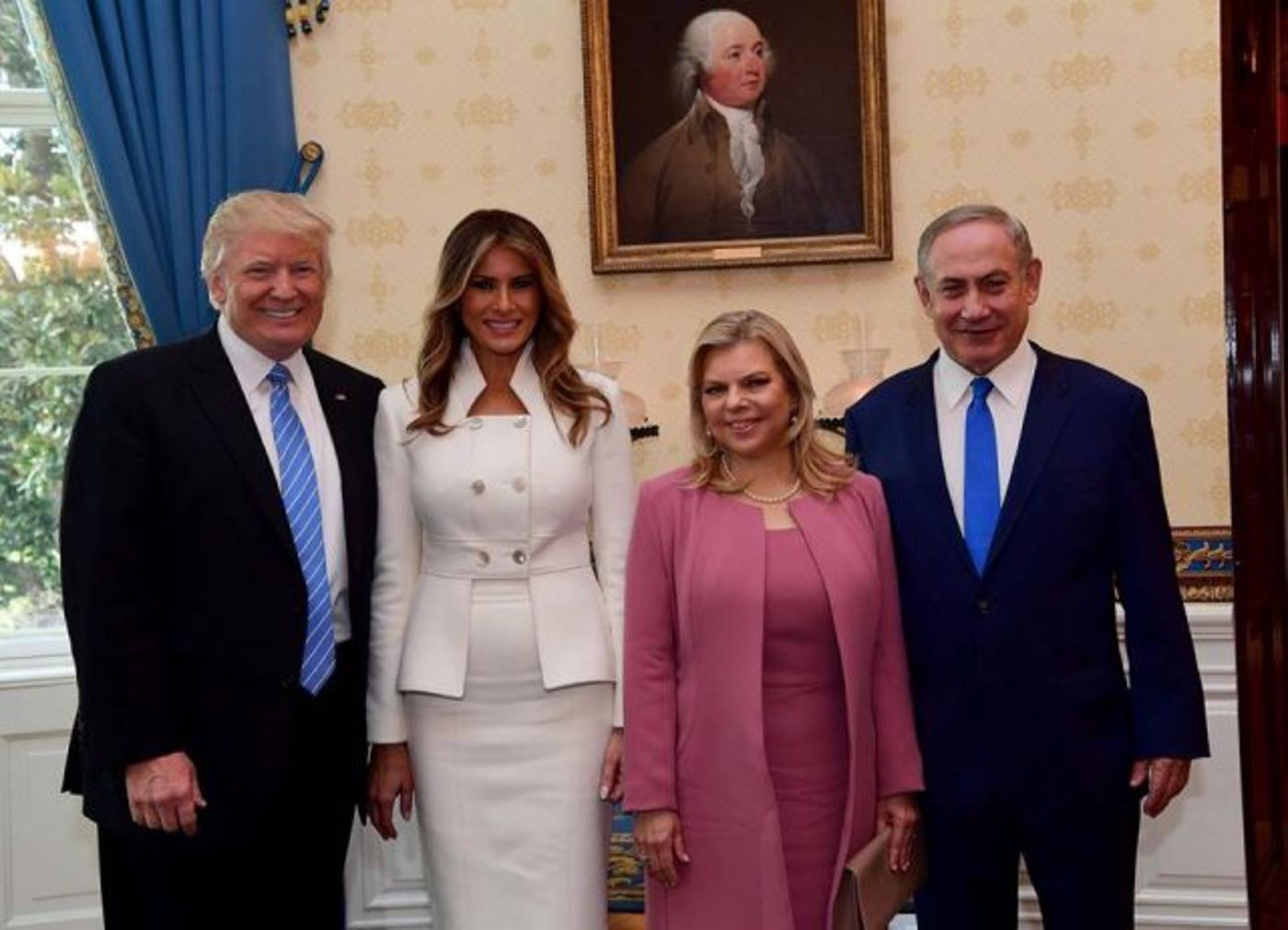 התמונה שעלתה לפרופיל של נתניהו, שמים לב לתמונה העקומה מאחוריהם? (צילום מתוך פייסבוק)