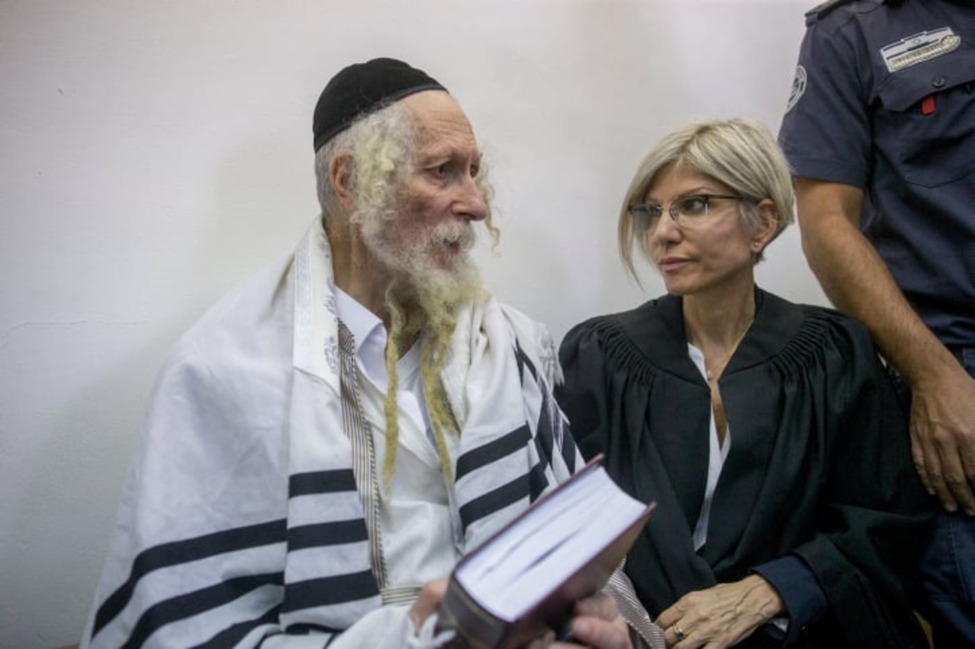 הרב ברלנד לחסידיו: מי שלא מסוגל לקבל בזיונות, שיעזוב