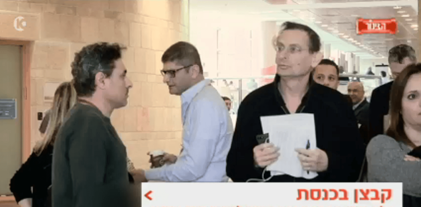 צפו: כך הגיבו חברי כנסת ל"קבצן" שביקש צדקה