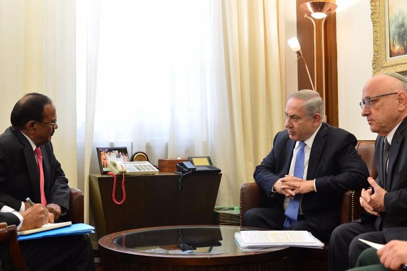 נתניהו נפגש עם היועץ לביטחון לאומי של הודו