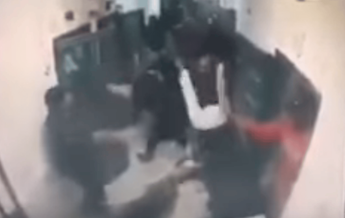 צפו: סוהר דרך על קוראן, אסירים ערבים תקפו בזעם