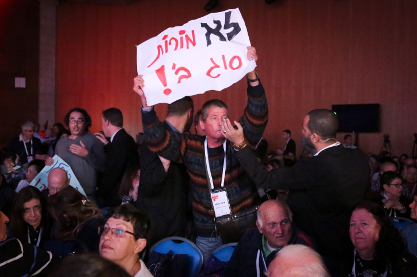 מורי הקבלן מחאו נגד השר נפתלי בנט