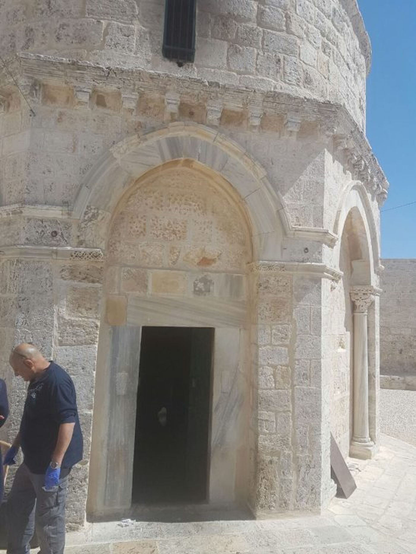 מבנה הכנסייה שהוצת
