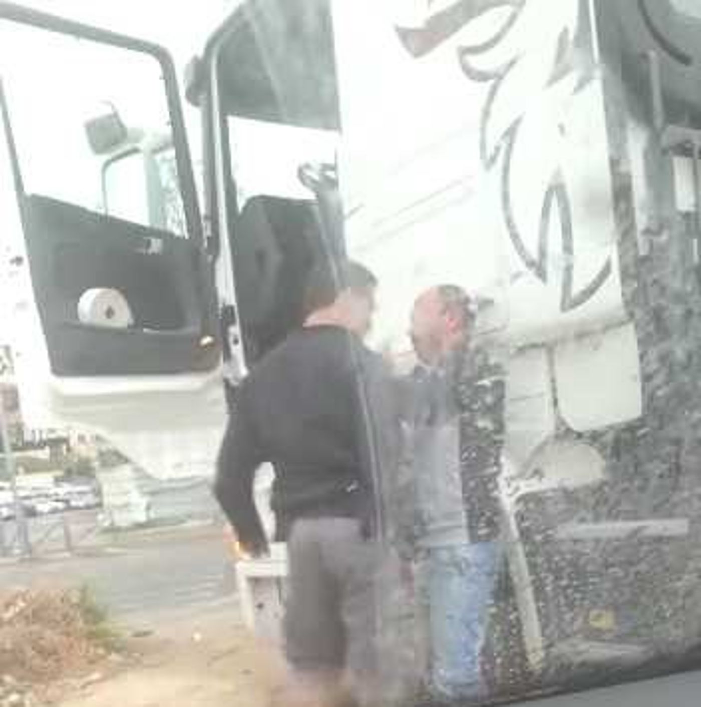 צפו: שוטר היס"מ מפוצץ במכות אזרח בירושלים