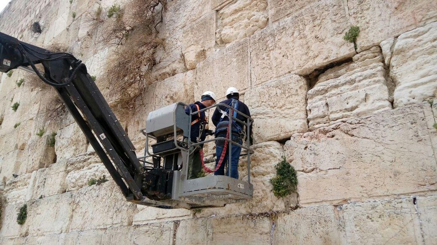 תיעוד: בדיקת יציבות אבני הכותל