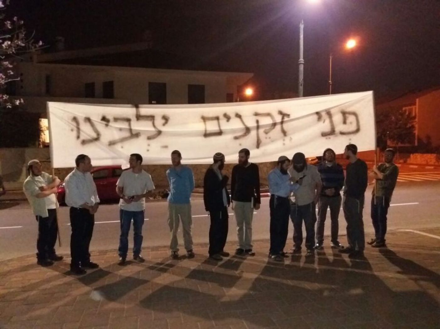 תלמידי ישיבת רמת גן הפגינו מול ביתו של הרב סתיו