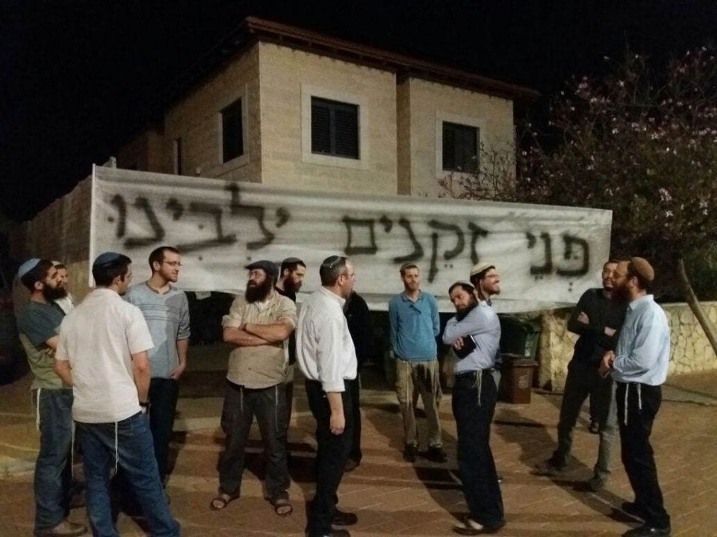 תלמידי ישיבת רמת גן הפגינו מול ביתו של הרב סתיו
