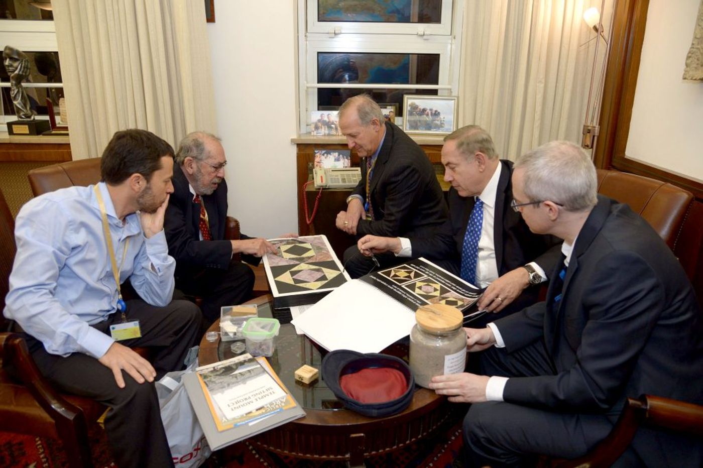 ראש הממשלה בנימין נתניהו מקבל ממצאים ארכאולוגים מבית שני (חיים צח, לע"ם)