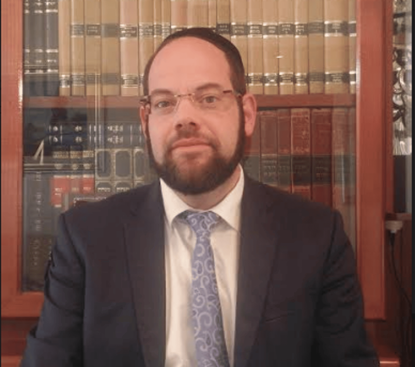 הרב יהודה רפאל. חיבור לספרים גם בעולם טכנולוגי ומודרני.