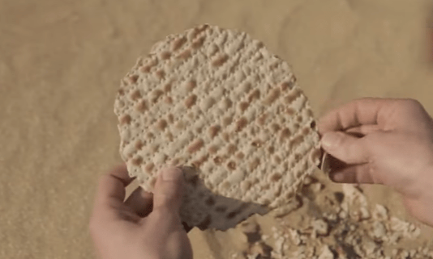 איך הגענו למצה המרובעת והמחוררת של היום? צפו