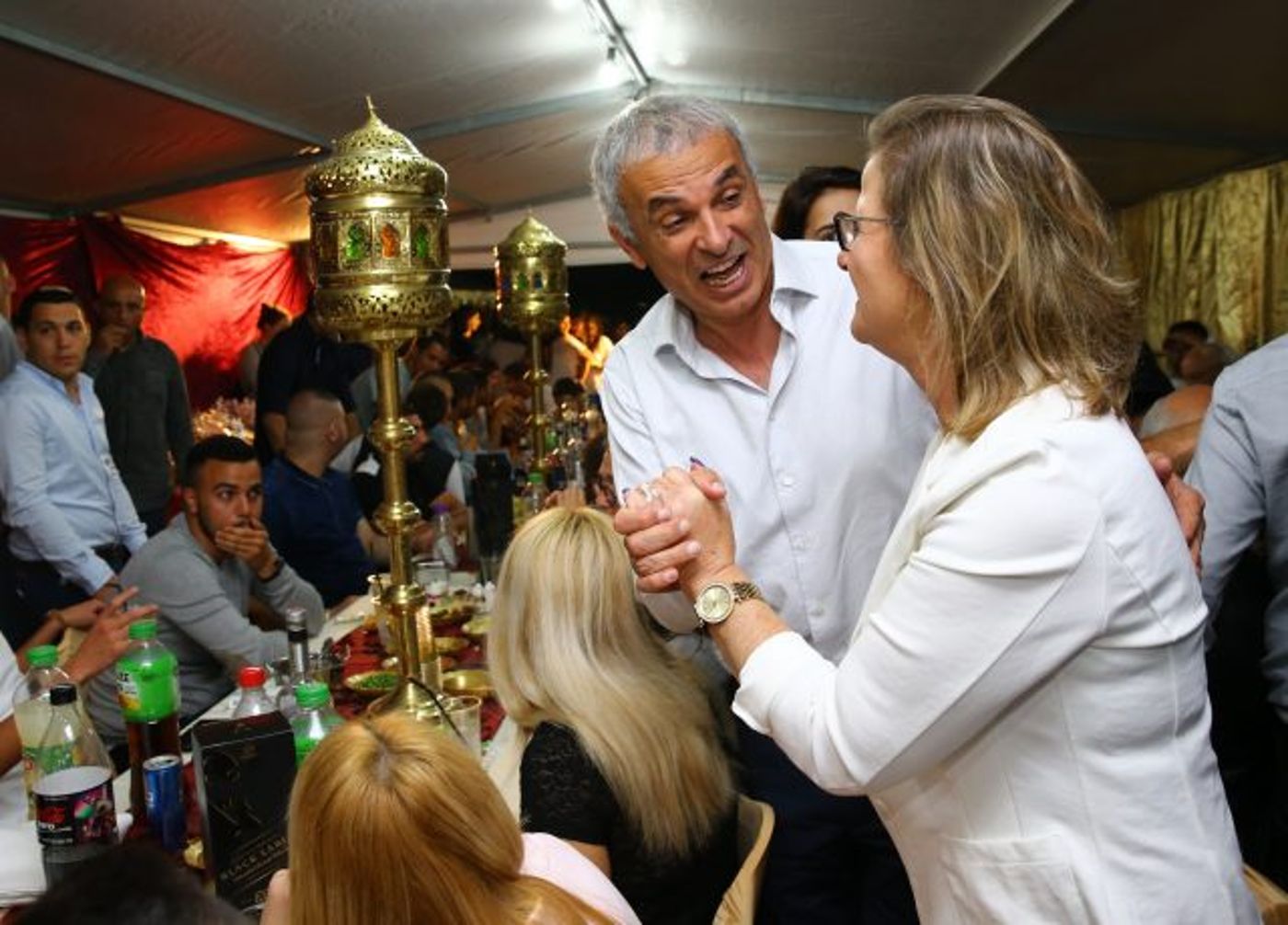 כחלון בריקוד אחרי המופלטה