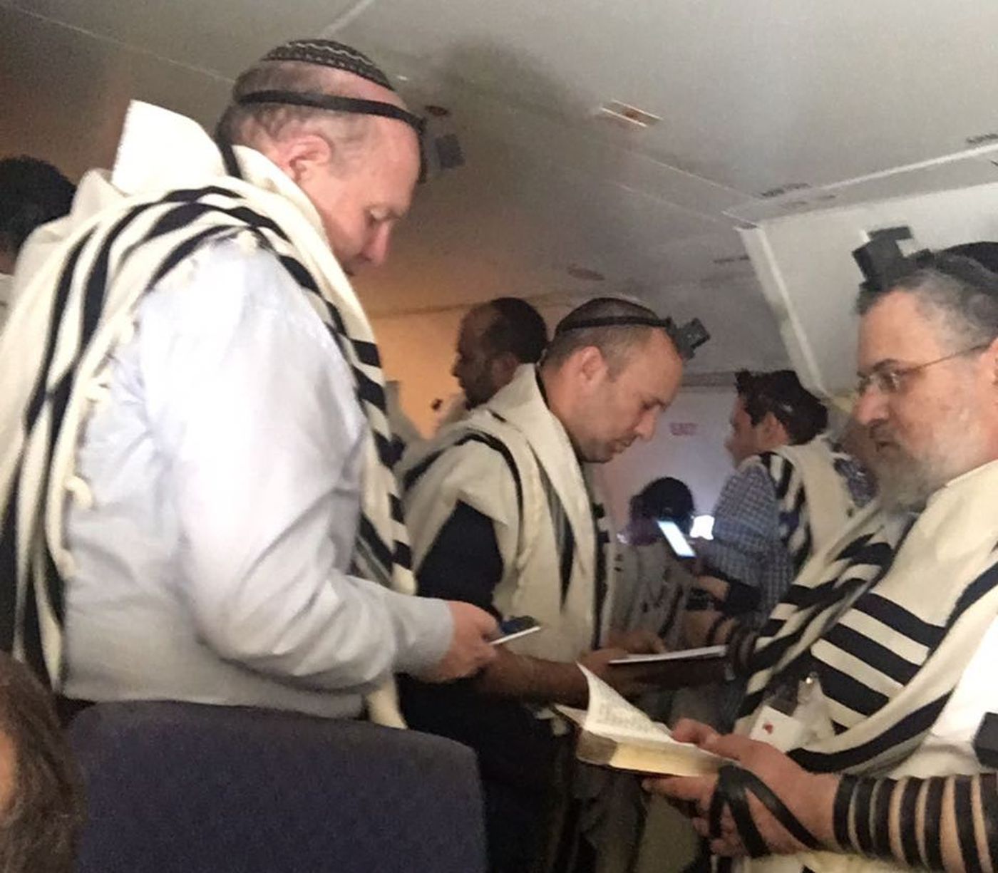 בדרך לפולין: בנט ושמחה גולדין בתפילה משותפת