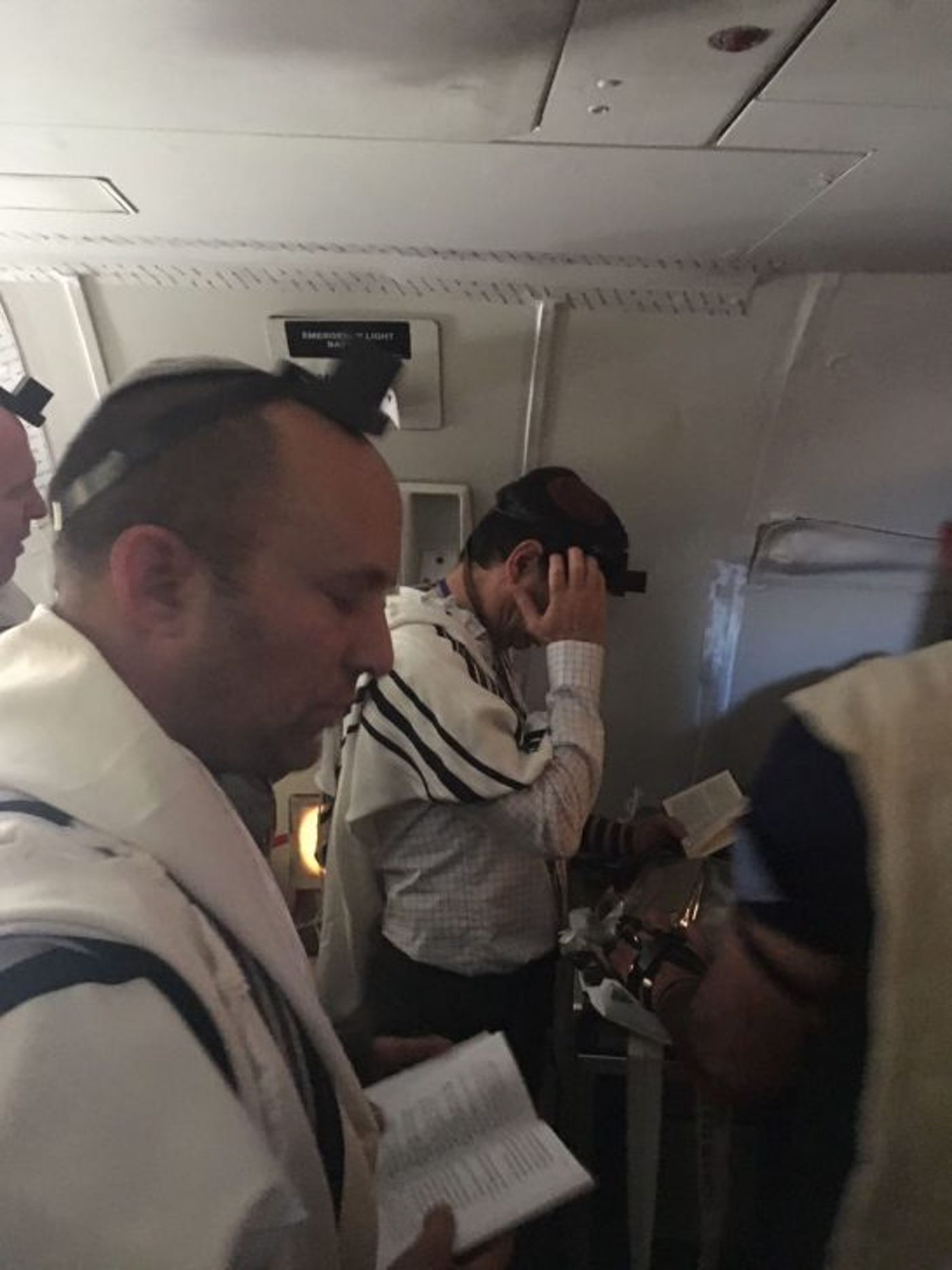 בנט ושמחה גולדין בתפילת שחרית במטוס