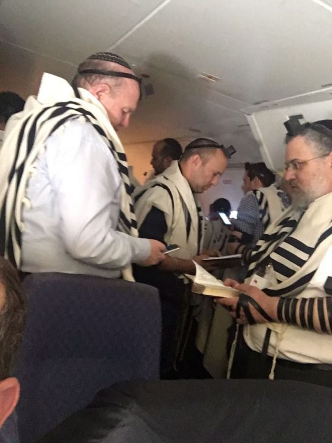 בדרך לפולין: בנט ושמחה גולדין בתפילה משותפת