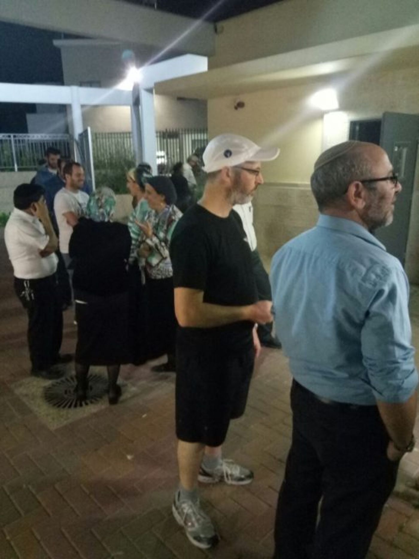 חרדים וחרדיות עומדים בתור בקלפי בחיפה