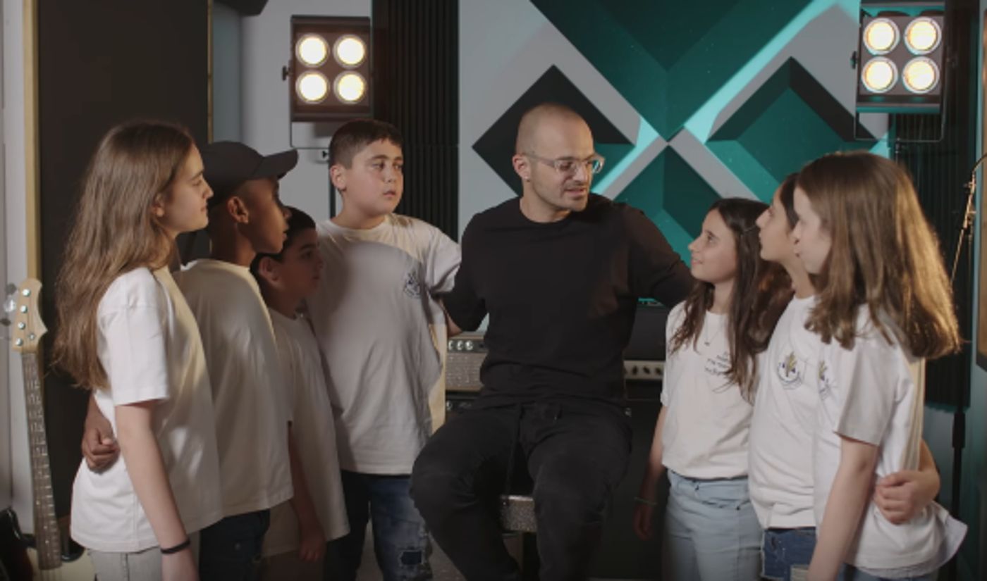 צפו: אברהם טל ויתומי צה"ל בביצוע מצמרר