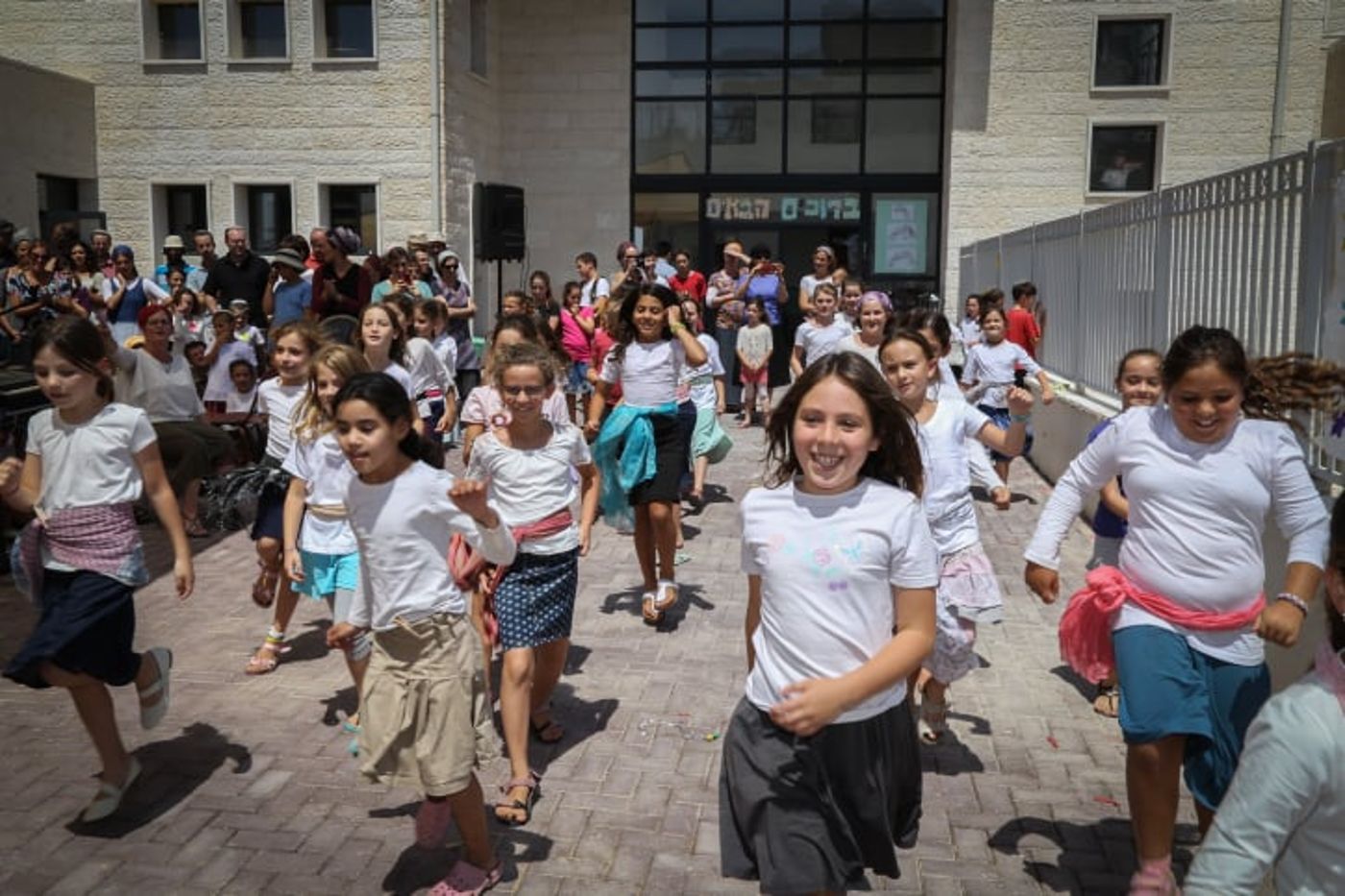 סערה בישוב: אסר להשתתף בטקס בשל שירת ילדות